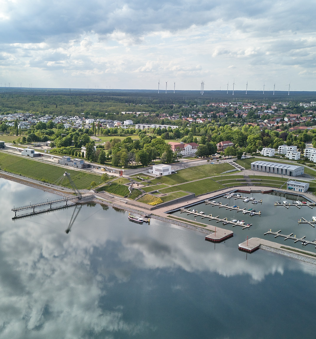 Der Großräschener See aus der Vogelperspektive: Aus ehemaligen Tagebauflächen ist eine beeindruckende Wasserlandschaft entstanden. Foto: Yellow Moses